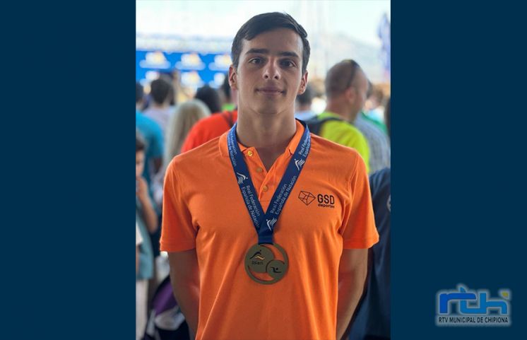 El chipionero Antonio Luis López Díaz del Club Deportivo Gredos San Diego de Madrid se proclama campeón de la Copa de España Junior 2 de aguas abiertas