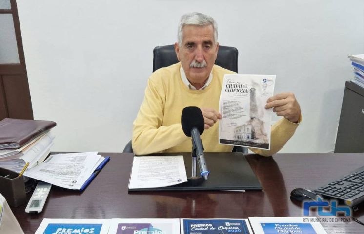 Luis Mario Aparcero da a conocer la propuesta de reconocimientos para los Premios Ciudad de Chipiona 2024