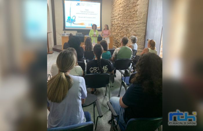 Más de una veintena de personas tomaron parte ayer en un taller enfocado al uso de Canva para comunicarse en las asociaciones