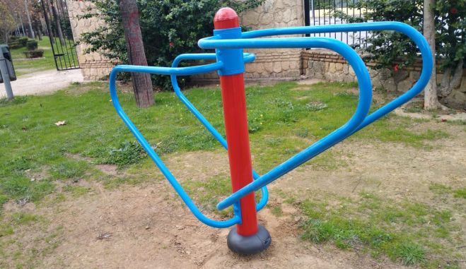 Laura Román informa que los elementos de gimnasia biosaludables ya se encuentran instalados en el Parque Blas Infante tras su restauración