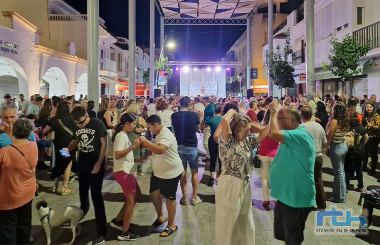 La actividad de dinamización comercial ‘Tardeo Latino’ llenó de público y animación el centro de Chipiona el pasado sábado