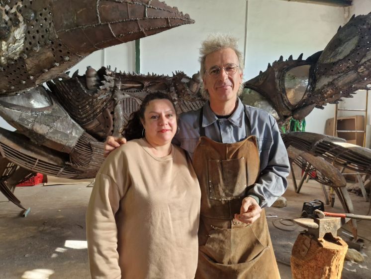 Alfredo Zarazaga y la asociación Alaire ultiman los detalles para la colocación de la obra ‘Cangrejos en el litoral’ junto al faro 