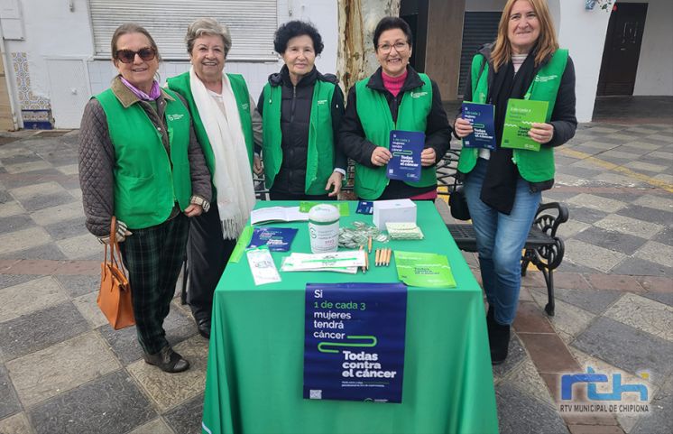 La AECC de Chipiona ha informado hoy en la plaza de Abastos con motivo de la jornada mundial de la enfermedad