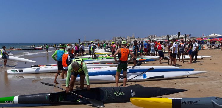 Espectacular salida desde la playa de Camarón del Campeonato de Andalucía y Copa de España de kayak de mar