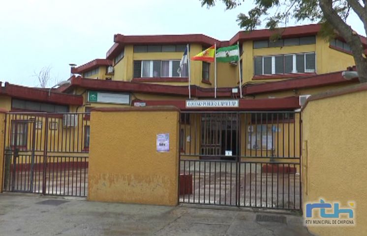 Isabel María Fernández anuncia que la Junta ha solicitado la licencia de obra para el arreglo de la zona incendiada del colegio Lapachar