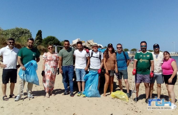 Voluntarios recogen más de doscientos kilos de basura en la playa de Micaela con el proyecto Libera