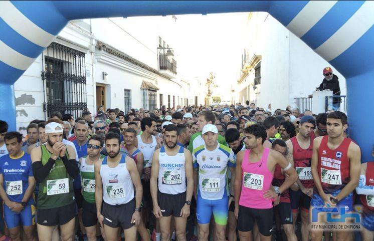 Marco Fasel y Fátima Romero ganadores de una Carrera Popular 28 F de Chipiona que batió récord de participación