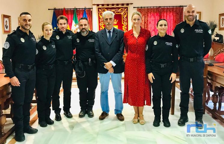 Cinco nuevos agentes de la Policía Local de Chipiona han tomado hoy posesión para comenzar su periodo de prácticas