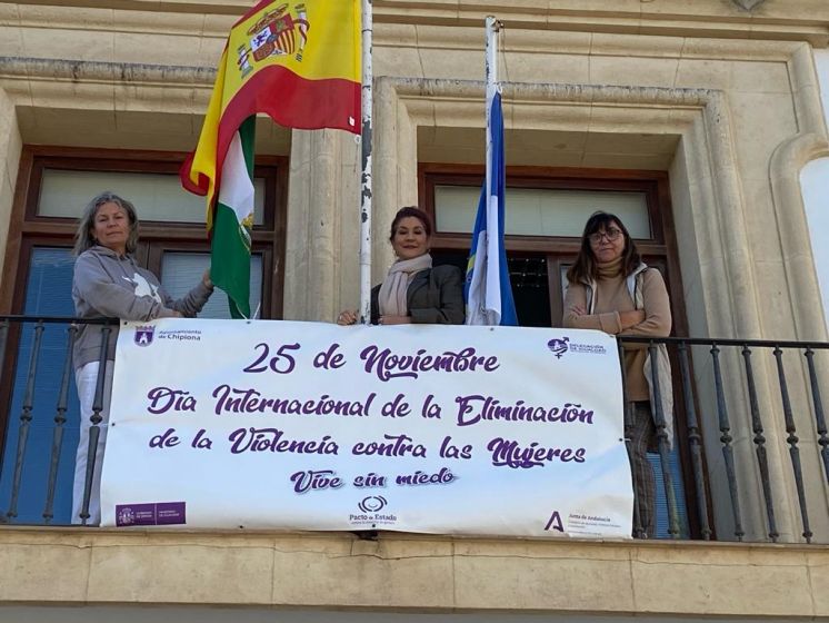 Igualdad coloca una pancarta en la fachada del Ayuntamiento por el Día Internacional de la Eliminación de la Violencia contra las Mujeres