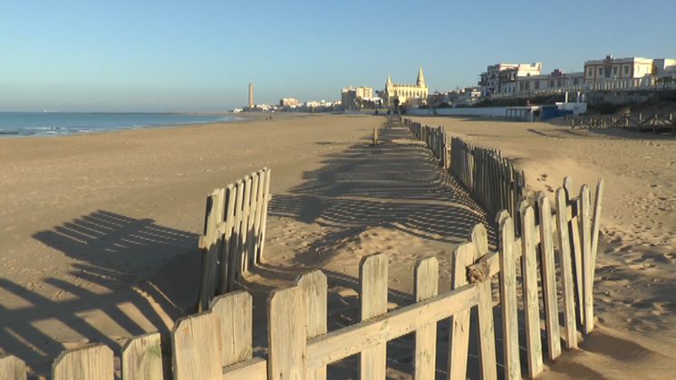 Los retenedores de arena vuelven a ser utilizados para reducir el efecto de los temporales en varias playas de Chipiona