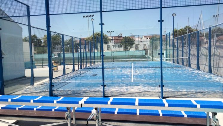 La nueva pista de pádel del Polideportivo Municipal de Chipiona y las dos remozadas a pleno rendimiento este verano