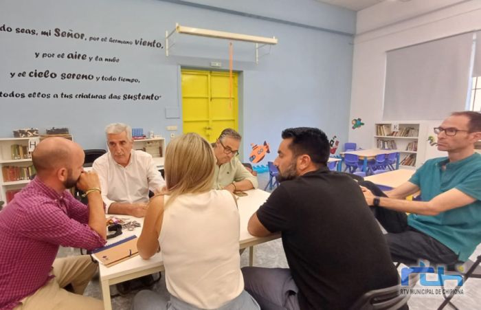 Educación y colegio Virgen de Regla coordinan trabajos de  adecentamiento en el pabellón del centro por daños producidos por un incendio de contenedores