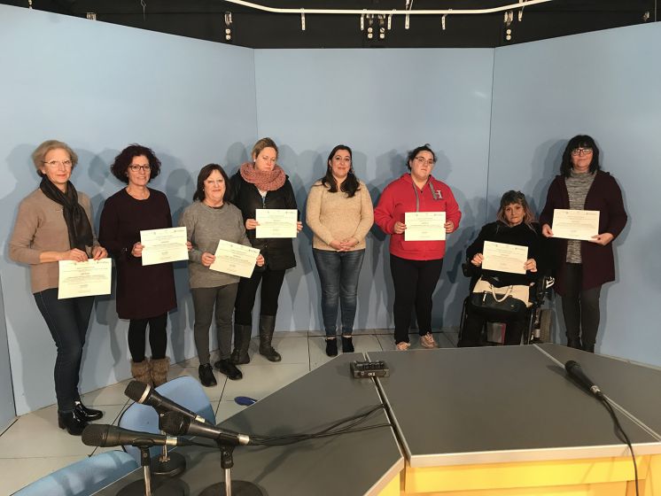 13 mujeres reciben los diplomas del taller de alfabetización mediática de la Asociación de Emisoras Municipales de Andalucía