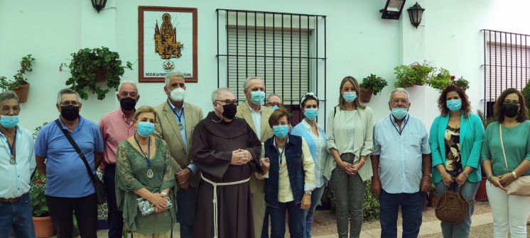 La Hermandad del Pinar conmemora La Palmicha con una eucaristía y la presentación de una cerámica en honor a la Comunidad Franciscana