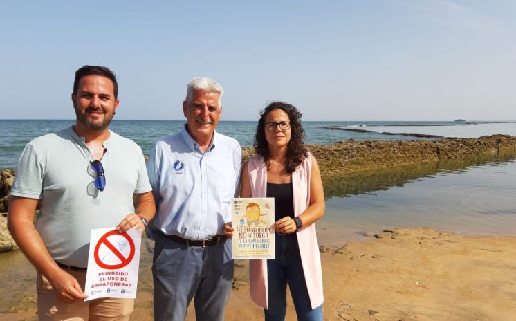 Una campaña municipal trata de evitar el daño que ocasionan las camaroneras en los corrales de pesca de Chipiona
