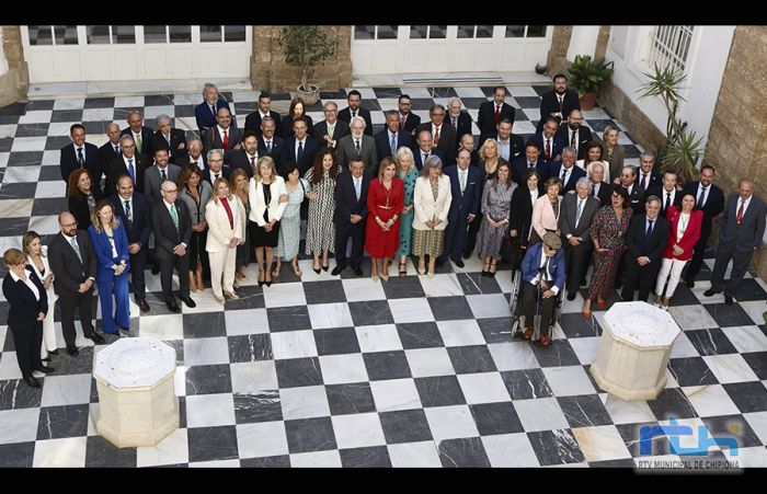 La Diputación de Cádiz homenajea a los hombres y mujeres que han intervenido en la construcción de la sociedad democrática de la provincia