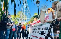 Celebrada la manifestación organizada por FACUA Cádiz contra Grupo Promar por exigir un sobreprecio a los compradores de unas viviendas en Chipiona