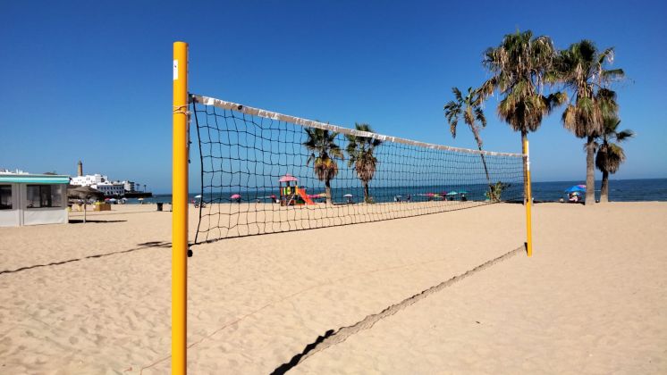 Las playas de Chipiona ya cuentan con dos campos para la práctica del voleibol y tenis durante todo el año