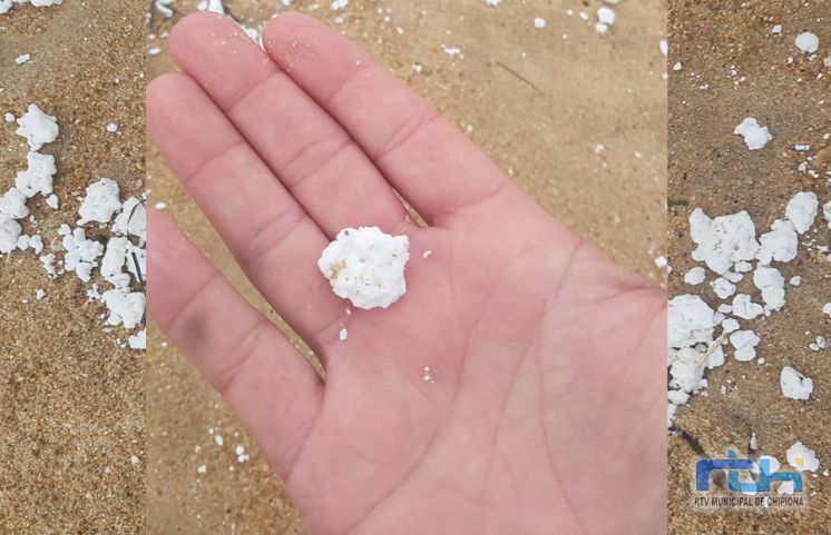 La sustancia desconocida aparecida en la costa chipionera parece proceder de un vertido en alta mar