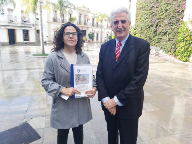 El Alcalde presenta los trabajos de mejora de especies vegetales, solería y  alumbrado público que se va a llevar a cabo en la Plaza Juan Carlos I