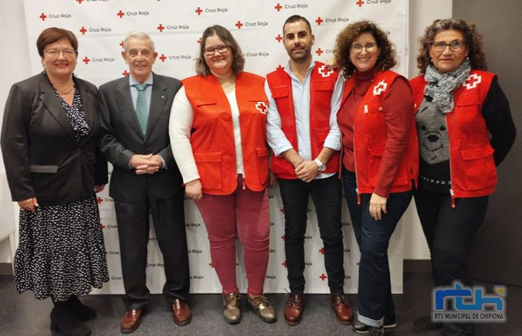 Cruz Roja de Chipiona tributó ayer un reconocimiento a personas voluntarias y sociales y a dos entidades colaboradoras