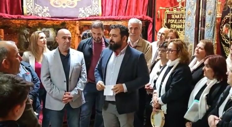 La Hermandad del Cautivo presenta al Cartero Real, el equipo de la radiotelevisión municipal, e inaugura su Belén tras la procesión del Niño Jesús