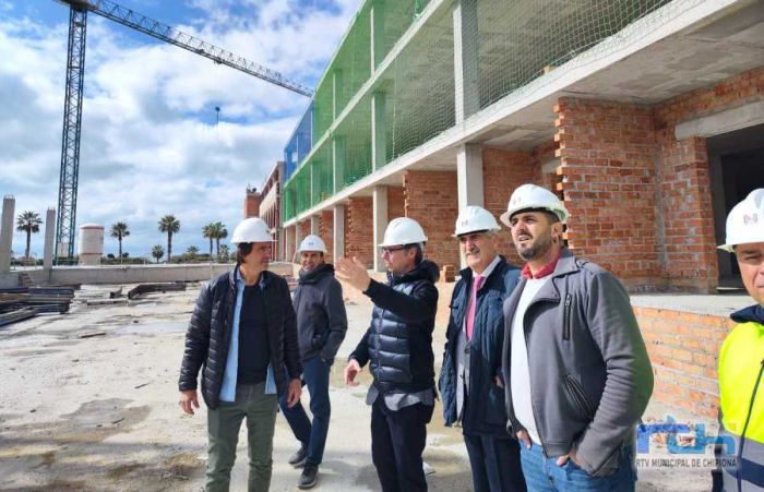 Luis Mario Aparcero supervisa los trabajos de construcción del nuevo Hotel Best de Costa Ballena