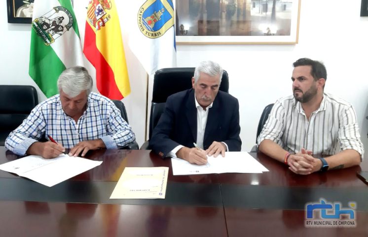 Firmado un convenio por el que el Ayuntamiento de Chipiona subvenciona a la Hermandad del Rocío con 3.000 euros