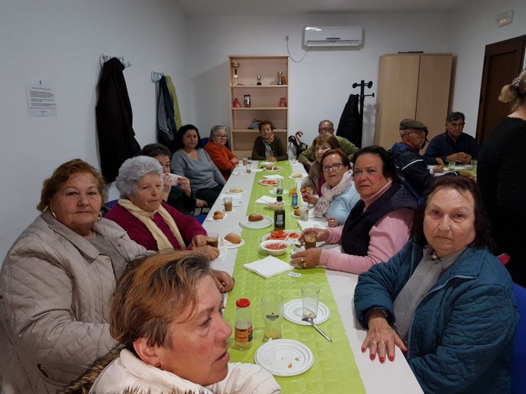 Los usuarios del centro de mayores conmemoran el 28 de febrero con un desayuno típico andaluz