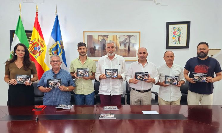 La fotografía hace de hilo conductor de un libro que recorre los 40 años de vida de Radio Chipiona Emisora Municipal