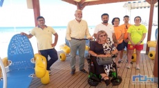 Las playas de Chipiona contarán este verano con cinco nuevos anfibuguis para baños de personas con movilidad reducida